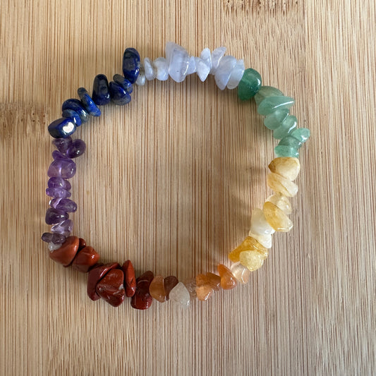 Chakra 7‑stone chip bracelet with colourful natural crystals for balance and harmony